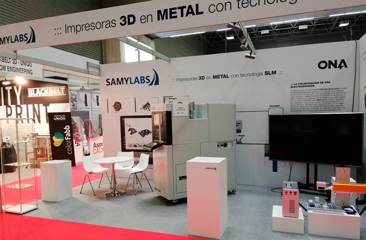 Stand de SamyLabs en ADDIT3D 2019, con la ALBA 300 y el rótulo «Impresoras 3D en METAL con tecnología SLM»