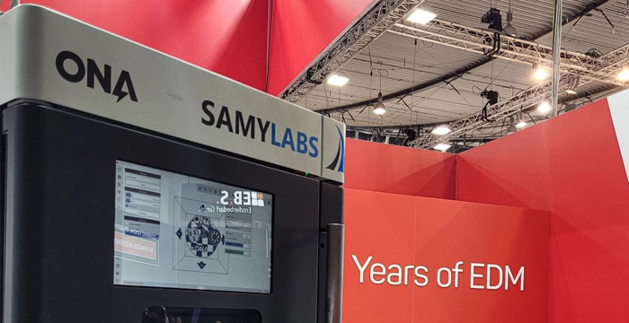 Stand de ONA Electroerosión y SamyLabs en AMB 2022, con la pantalla de control de la máquina en primer plano