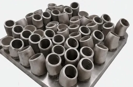Bandeja de la ALBA 500 con cincuenta y cuatro casquillos de metal impresos