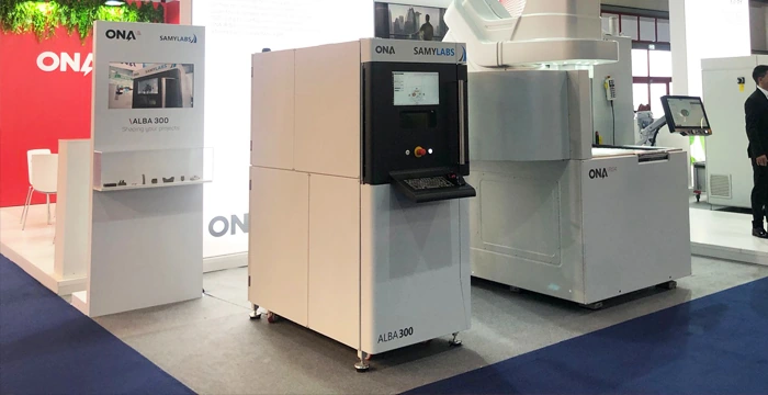 Stand de ONA en EMAF 2023, con la ALBA 300 instalada junto a una máquina de electroerosión