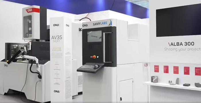 Stand de ONA EDM en EMO Hannover 2023, con la ALBA 300 junto a una máquina de electroerosión