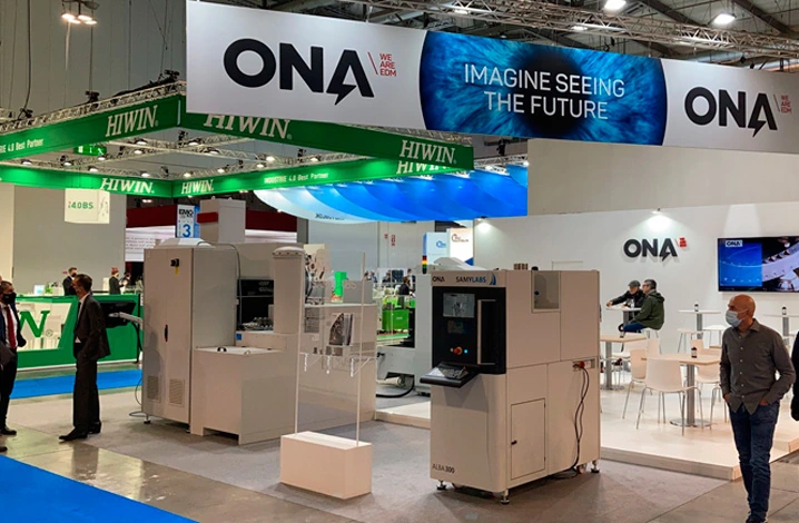 Stand de ONA Electroerosión en EMO Milano 2021, con máquinas expuestas bajo el rótulo «Imagine seeing the future»