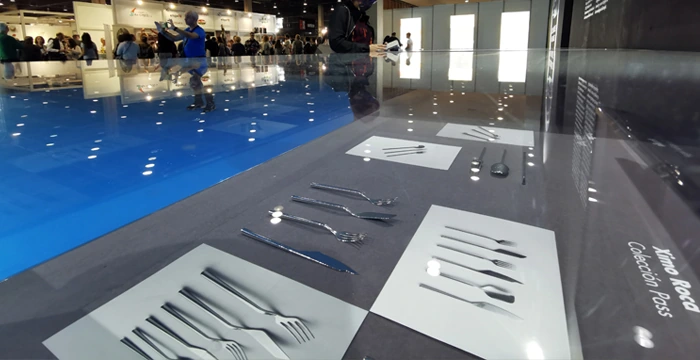 Cuberterías metálicas impresas en 3D, expuestas sobre una superficie clara en la feria Mediterránea Gastrónoma