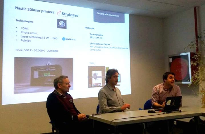 Presentación del proyecto de SamyLabs en la convocatoria de OpenMaker, con una diapositiva comparativa de impresoras 3D de metal proyectada en la sala