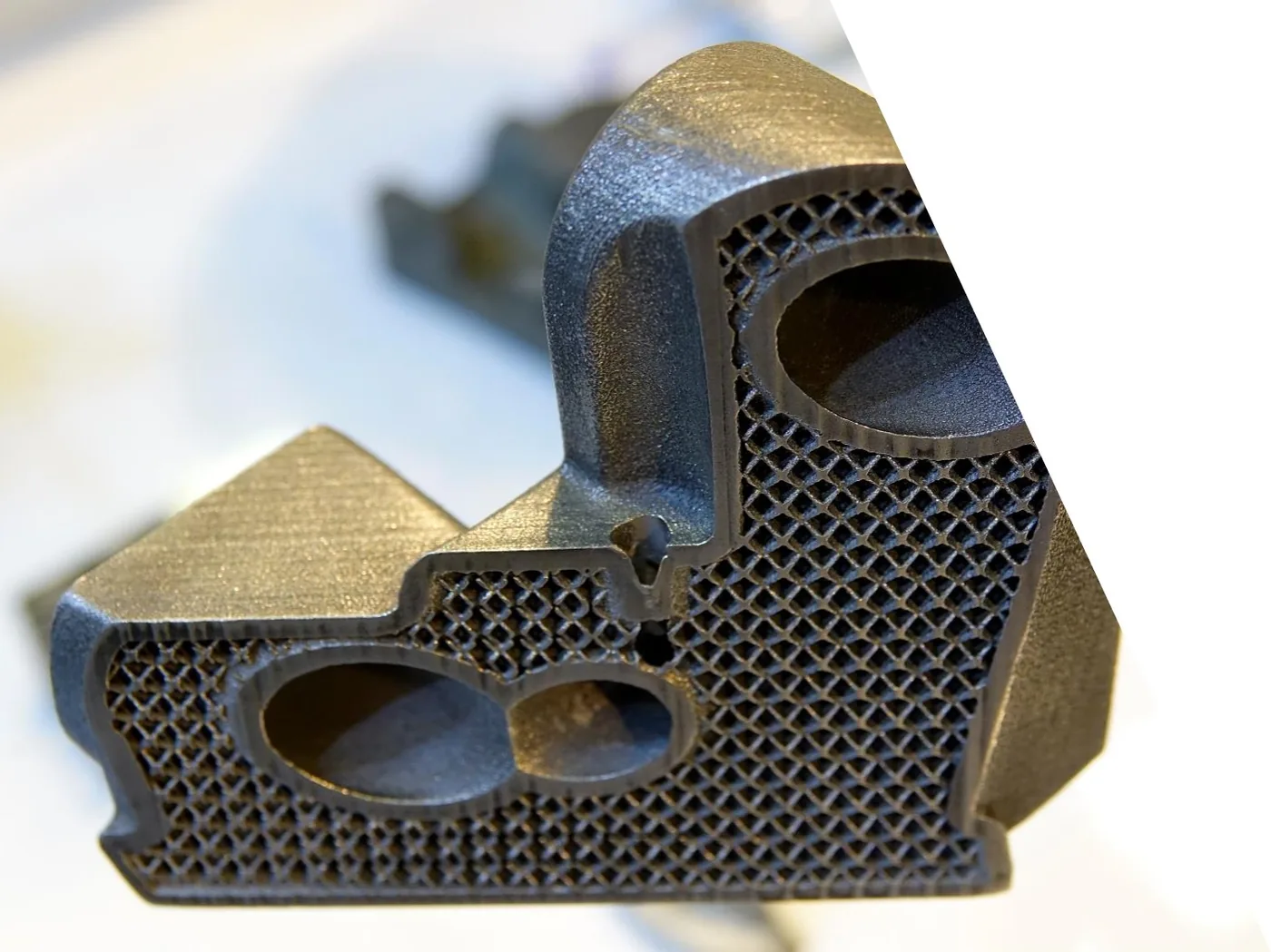 Pieza aligerada con estructura reticular interna impresa en metal