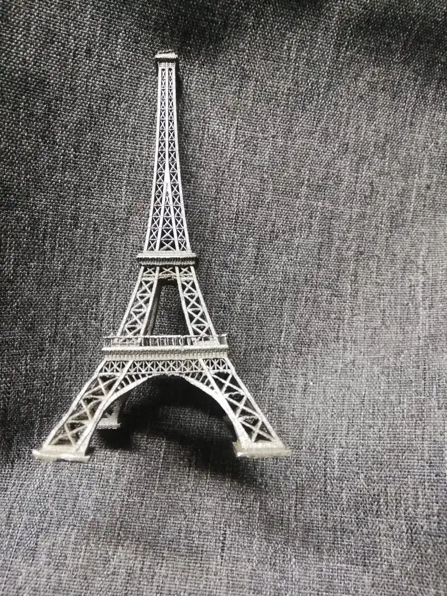 Torre en miniatura de celosía muy fina impresa en 3D en metal