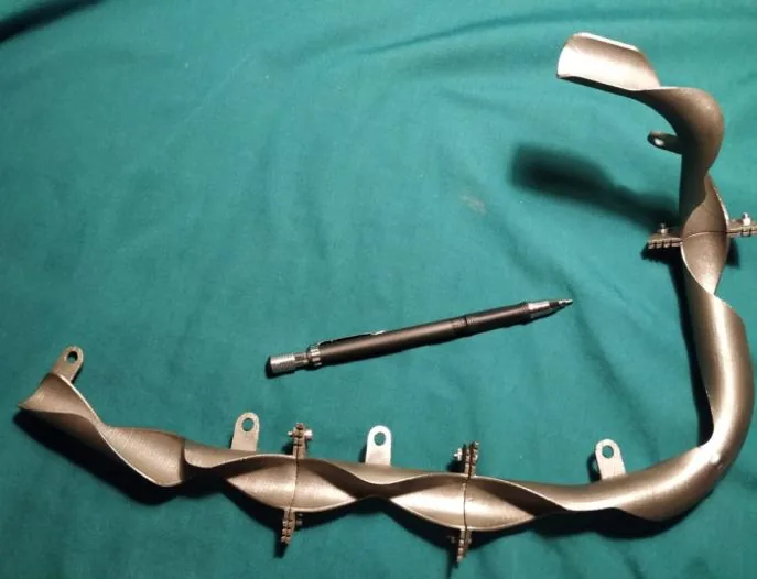 Colector tubular monolítico impreso en metal por fusión láser de lecho de polvo