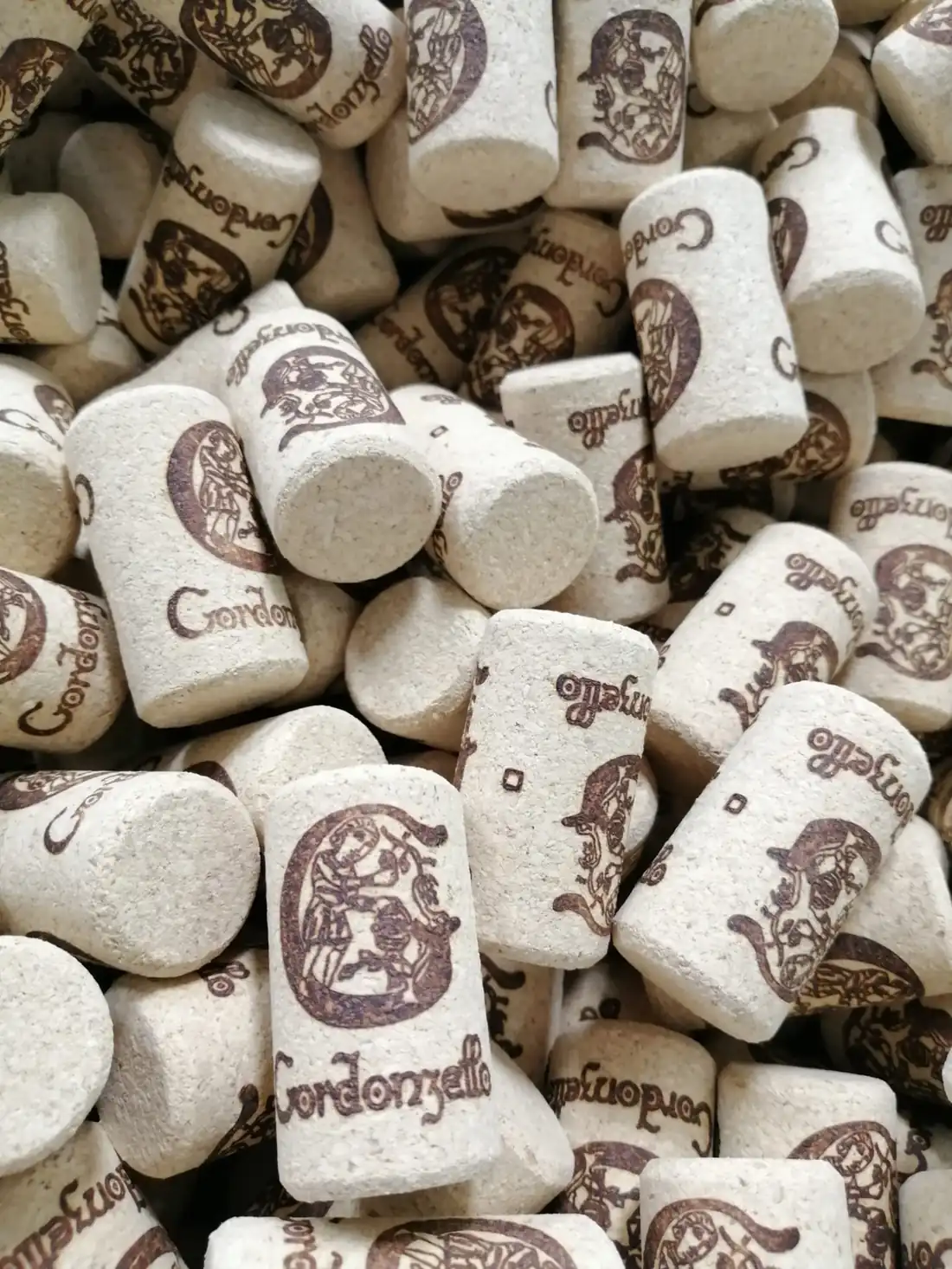 Corchos de vino marcados con un sello fabricado por impresión 3D en metal