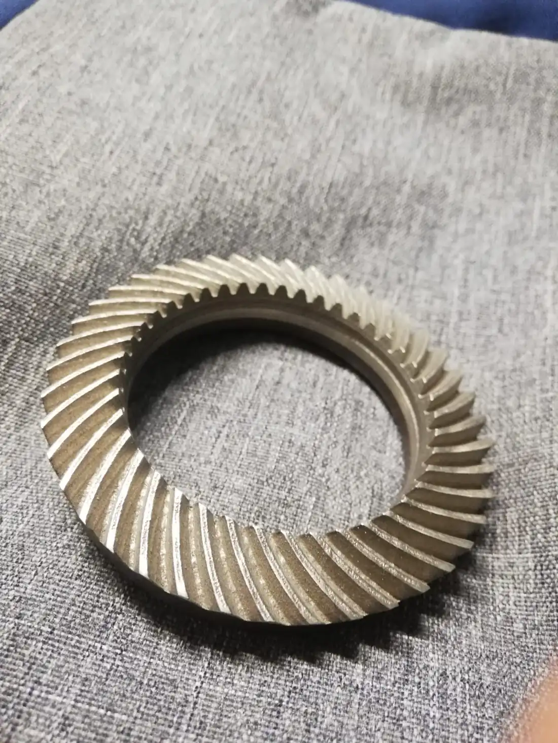 Corona dentada cónica impresa en metal por fusión láser