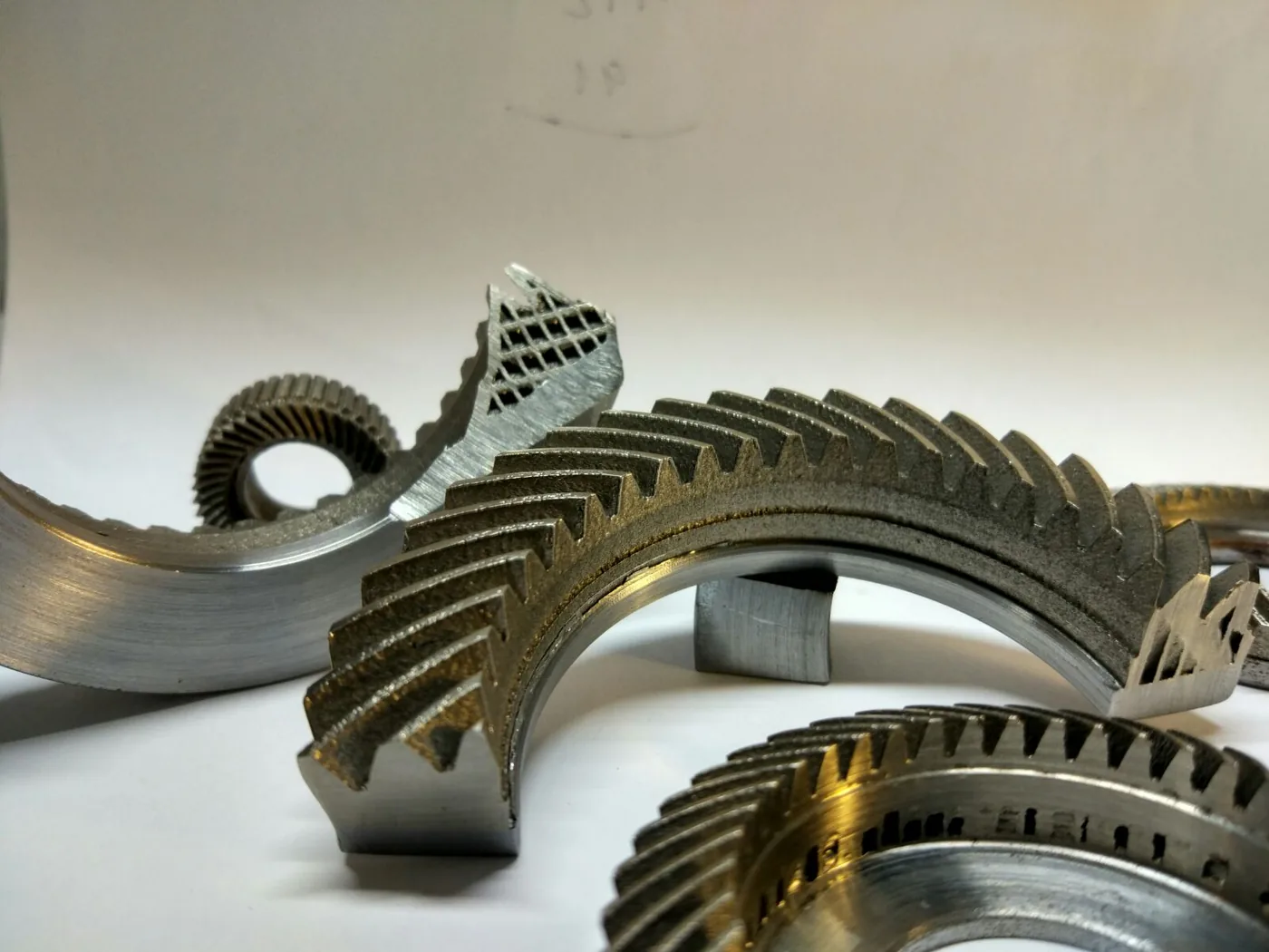 Coronas y engranajes helicoidales fabricados por impresión 3D en metal