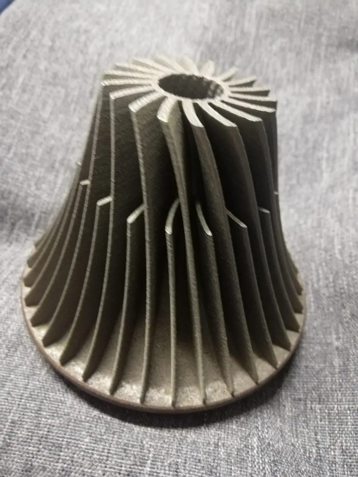 Difusor cónico con álabes radiales fabricado en metal por fusión láser de lecho de polvo