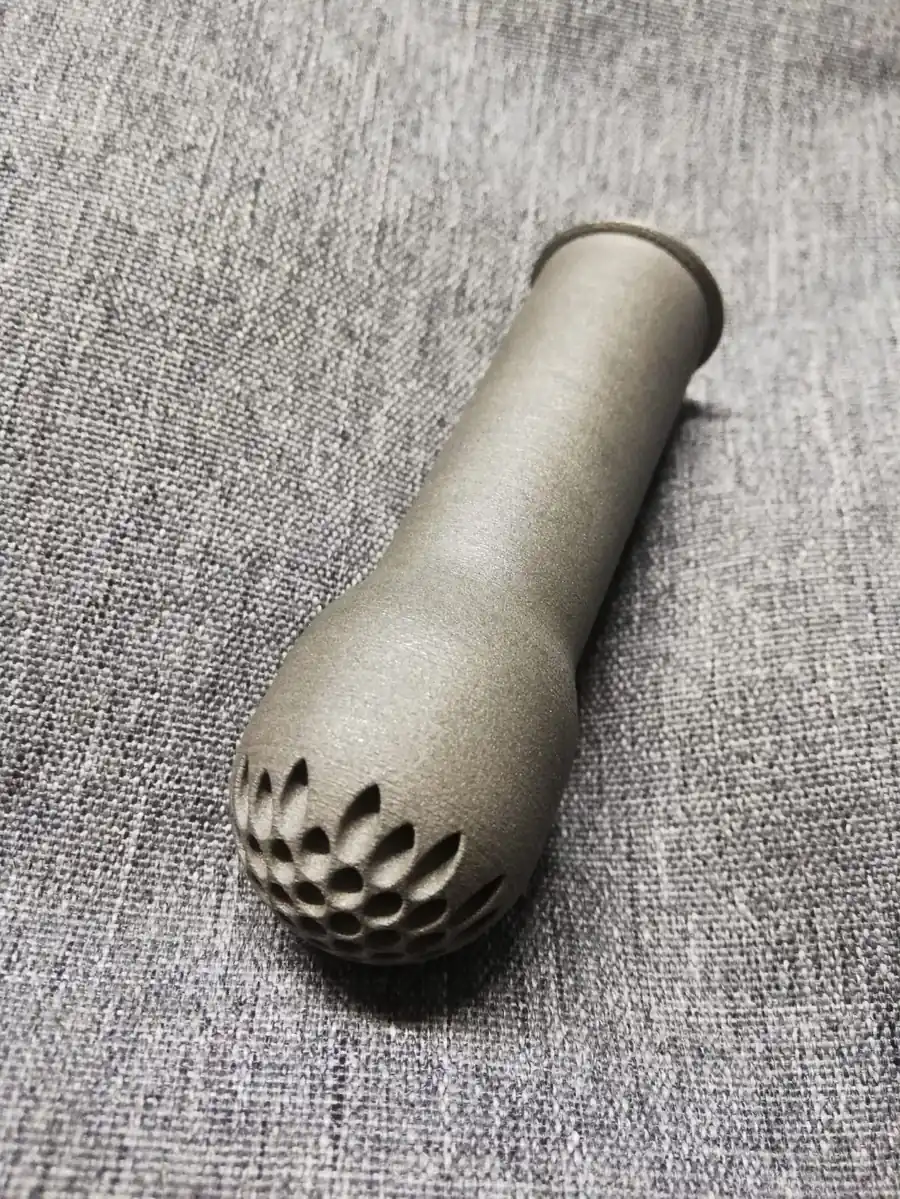 Boquilla difusora cilíndrica con orificios interiores impresa en 3D en metal