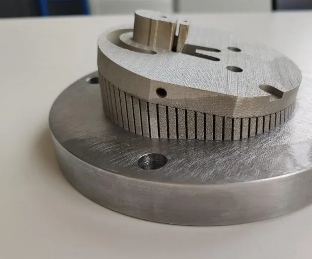 Disco mecanizado sobre la plataforma de construcción de una impresora 3D de metal