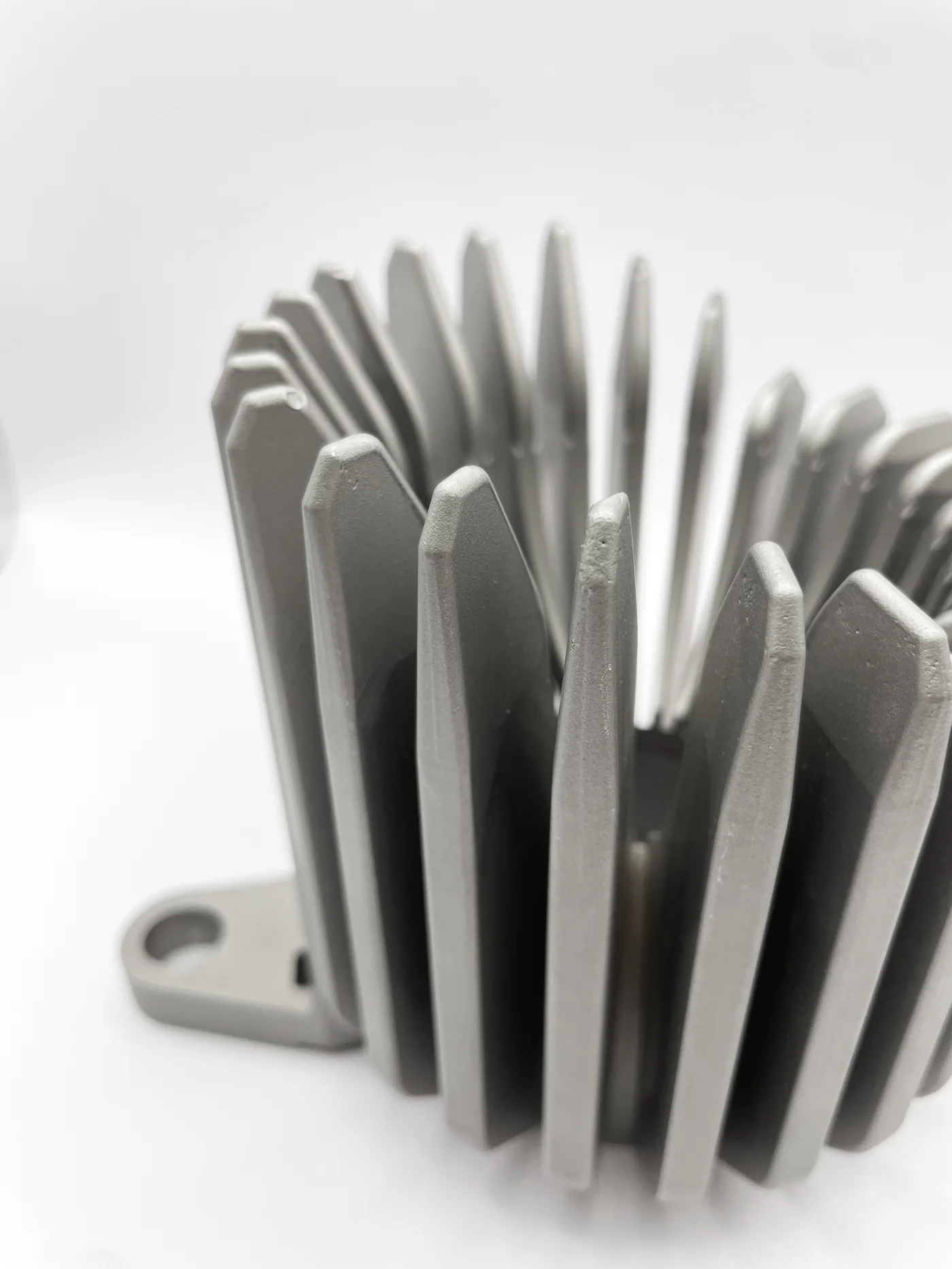 Detalle de las aletas finas de un disipador fabricado por impresión 3D en metal