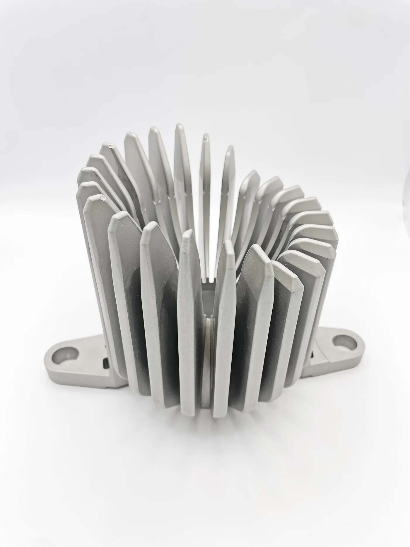 Disipador de calor con aletas radiales finas fabricado por impresión 3D en metal