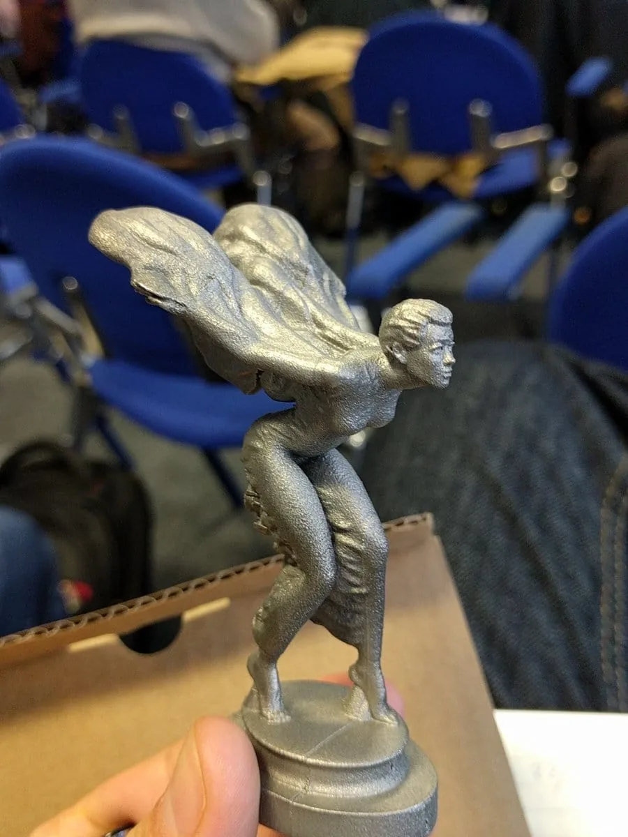 Figura alada impresa en 3D en metal con acabado pulido