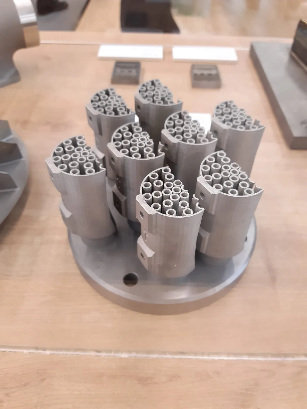 Bandeja de construcción con probetas de estructura reticular impresas en metal