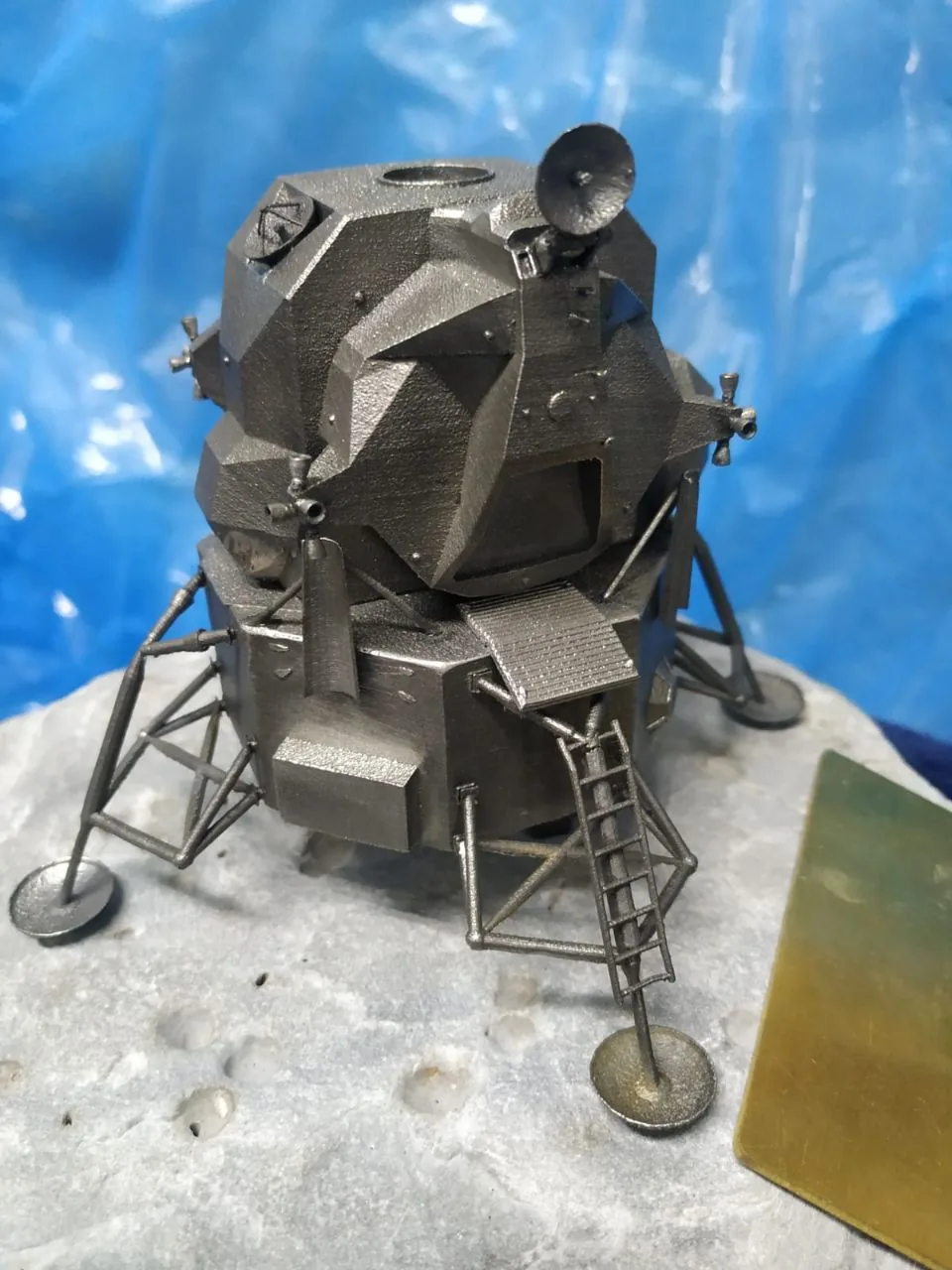 Maqueta de módulo lunar con estructura fina impresa en 3D en metal