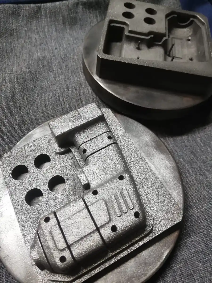 Dos mitades de molde con cavidades fabricadas por impresión 3D en metal