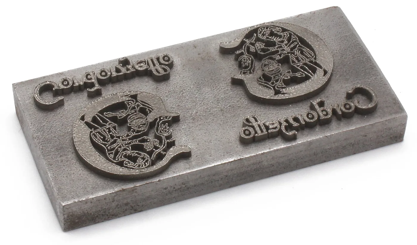 Placa de marcaje con escudos en relieve impresa en 3D en metal