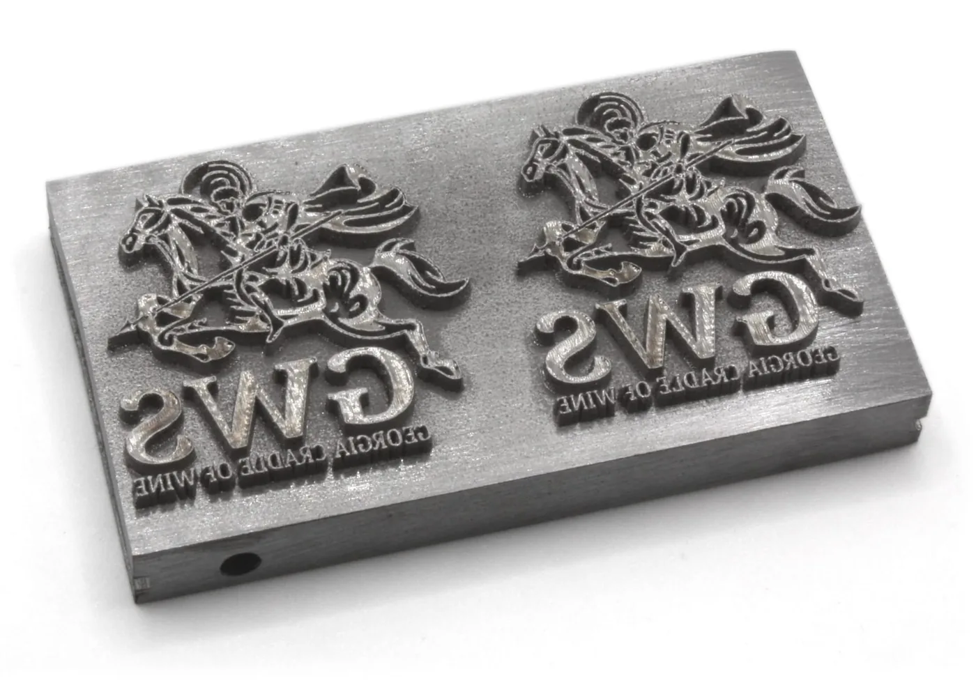 Sello de marcaje en metal con logotipo y escudos en relieve